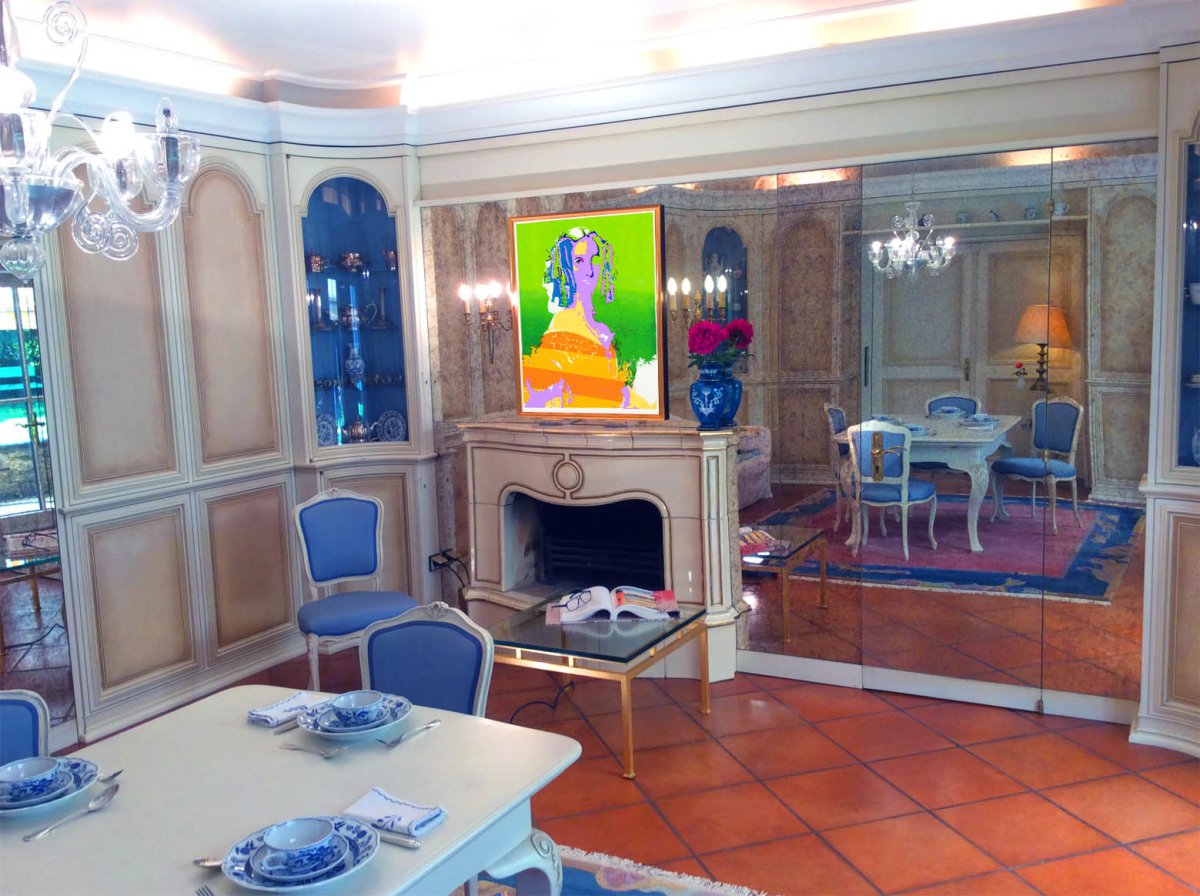 "Petite Dame" in Salon - THE CHRISTIAN